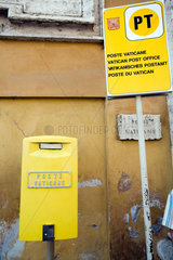 Vatikanstadt  Staat Vatikanstadt  Briefkasten und Schild des Vatikanischen Postamtes
