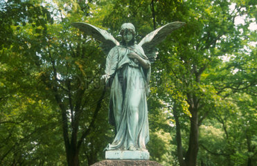 Engel-Statue auf Friedhof in Berlin