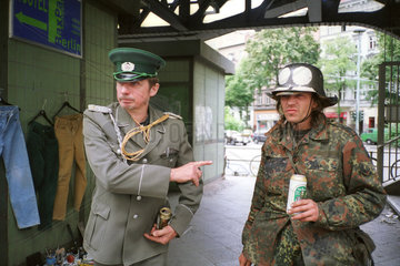Zwei durchgeknallte Typen in Berlin-Kreuzberg