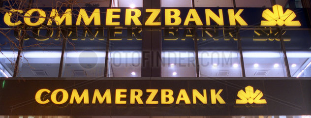 Doppeltes Logo der Commerzbank am Abend  Berlin