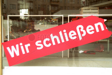 Wir schliessen im Schaufenster eines Kaufhauses  Berlin