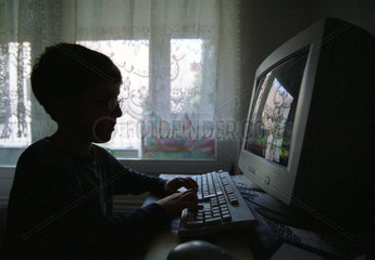 Silhouette eines Kindes vor dem Computer