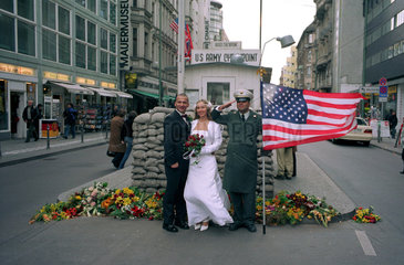 Hochzeitspaar und als Grenzsoldat verkleideter Student