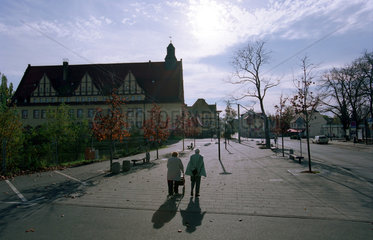 Schkeuditz  Rathaus und zwei Seniorinnen