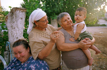 Stolze Oma mit ihrem Enkel in der Tuerkei