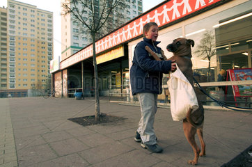 Junge mit Hund in einer Wohnsiedlung in Potsdam