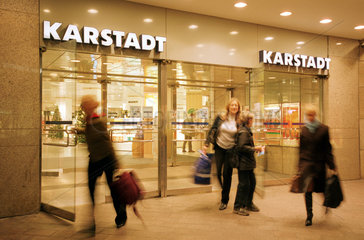 Eingang und Kunden des Warenhauses Karstadt in Bremen