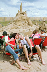 Kuessendes Paar auf Sandskulpturenfestival in Berlin