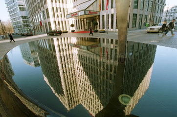 Berlin  Spiegelung des Marriott Hotels in einem Brunnen