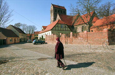 Platz vor der Dorfkirche in Ziesar/Brandenburg
