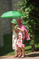 Zwei Seniorinnen mit Sonnenschirm