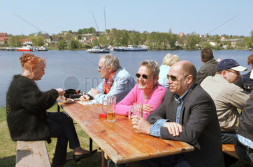 Menschen geniessen ihr Bier in Werder an der Havel