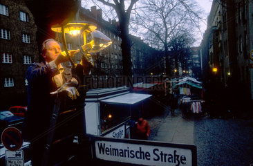 Gaslampenputzer vor Strassenmarkt