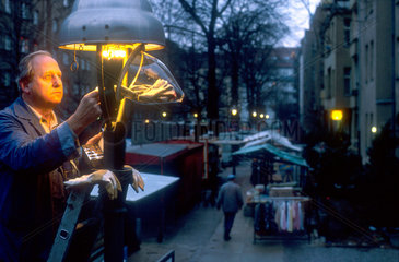 Gaslampenputzer vor Strassenmarkt