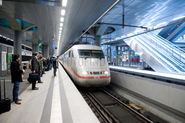 Berlin  Deutschland  ein ICE faehrt in den Berliner Hauptbahnhof ein  Tiefebene