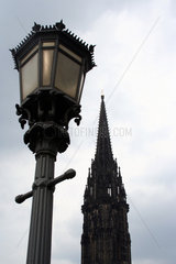 Hamburg  Kirche St. Nicolai und historische Laterne