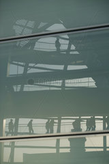 Berlin  Schatten der Besucher der Reichstagskuppel