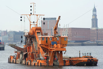Hamburg  Arbeitsschiff baggert die Elbe aus