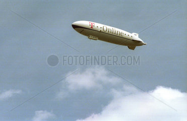 Zeppelin im Flug mit Logo T-Online