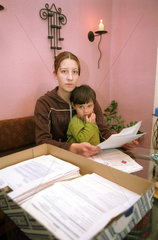 Verschuldete junge Frau mit kleiner Tochter