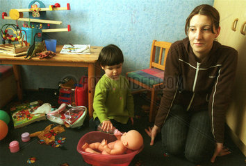 Junge Frau mit kleiner Tochter im Kinderzimmer