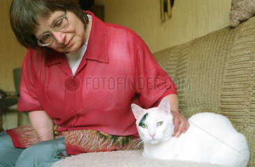 Aeltere Frau mit weisser Katze  Berlin