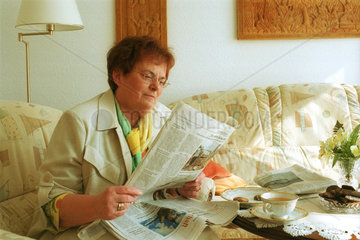Frau liest Tageszeitung  Berlin