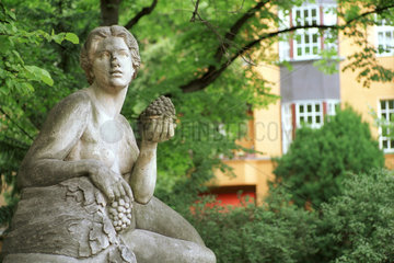 Berlin  Statue Frau mit Weintrauben