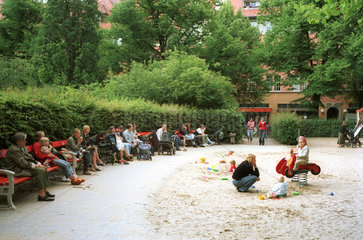 Berlin  Eltern und Kinder auf Spielplatz