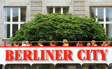 Berlin  Touristen im offenen Bus