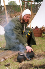 Torgelow  Mann kocht auf Mittelalter-Markt