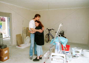 Berlin  Paar umarmt sich im neuen Haus