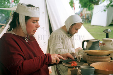 Torgelow  Frau kocht auf Mittelalter-Markt