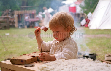 Torgelow  Junge spielt auf Mittelalter-Markt