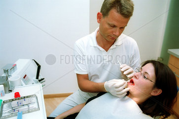 Berlin  Patientin beim Zahnarzt