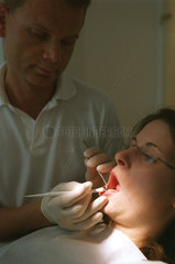 Berlin  Patientin beim Zahnarzt