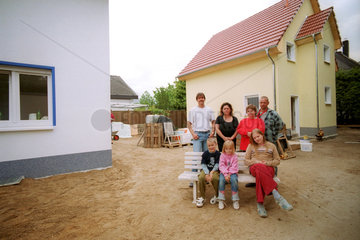 Berlin  Familien vor neugebauten Haeusern