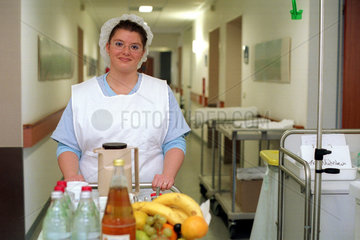 Berlin  Junge Frau mit Ein-Euro-Job in Klinik