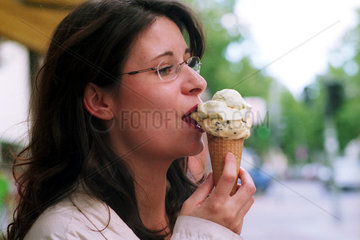 Berlin  junge Frau isst Eis