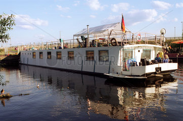 Berlin  Hausboot auf der Havel
