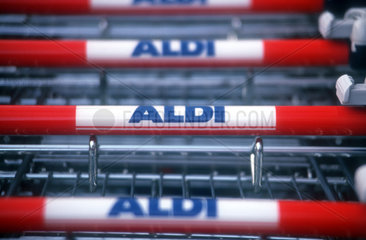 Logo Aldi auf Einkaufswagen