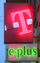 Logo von T-Mobile und e-plus am Abend  Berlin