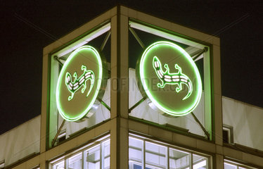 Logo der Firma Salamander am Abend  Berlin