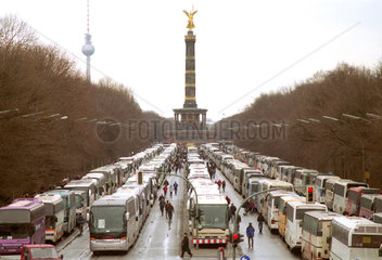 Sehr viele Busse zur Friedensdemo vor Siegessaeule  Berlin