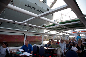 Hamburg  Deutschland  Touristen bei einer Hafenrundfahrt in einer Barkasse