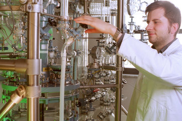 Chemiker vor chemischem Reaktor  Luckenwalde