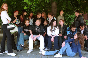Schueler auf Klassenfahrt sitzen auf Bank  Berlin
