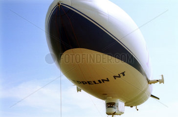 Zeppelin im Landeanflug  Berlin