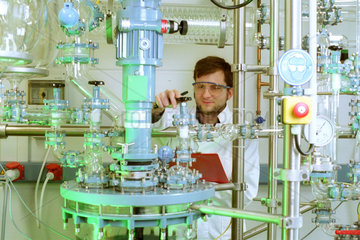 Chemiker hinter chemischem Reaktor  Luckenwalde