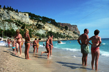 Badende Menschen am Strand von Cassis